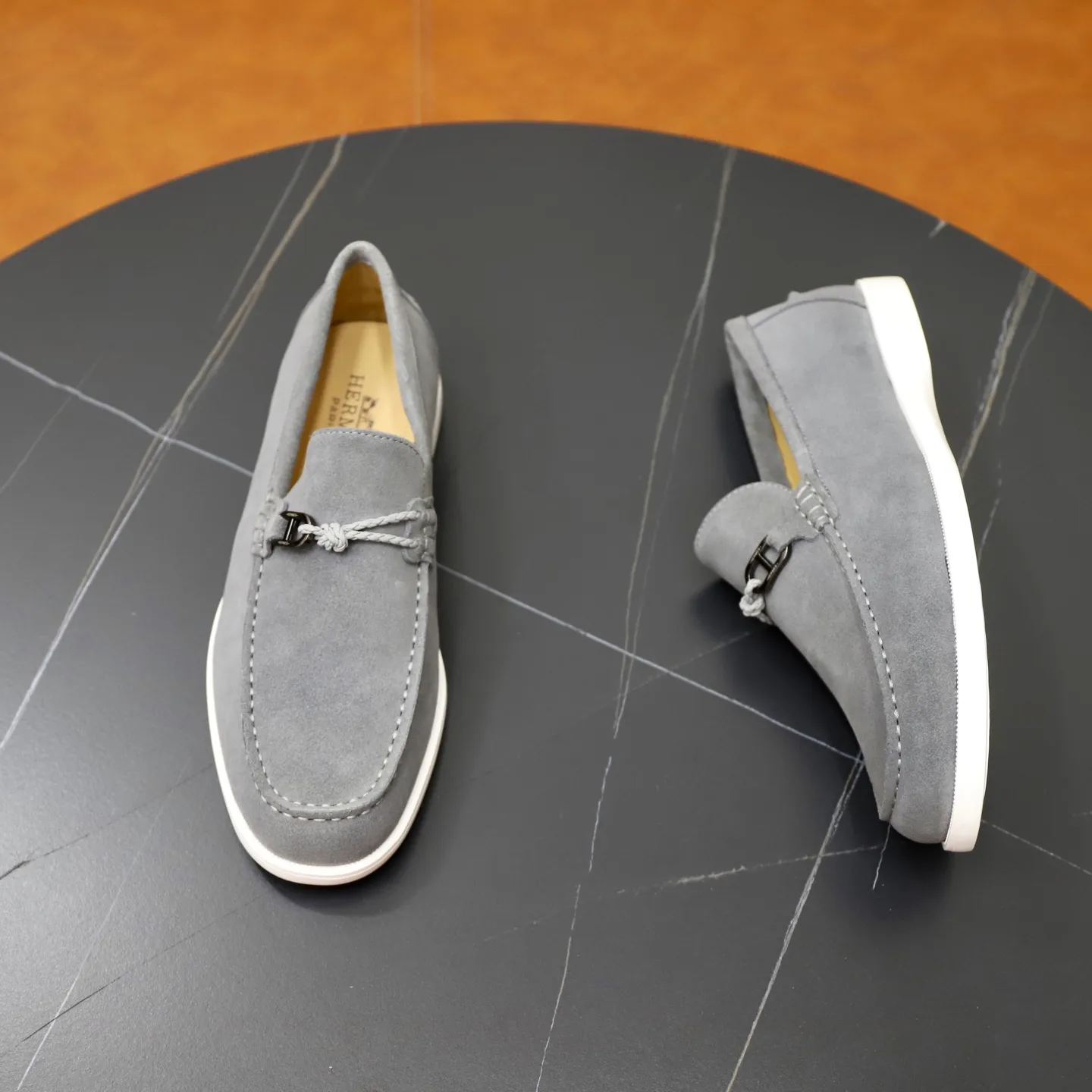 Ex-factory price: 540💰Hermès/Hermès slip-on men's shoes. This shoe is made of imported cow suede leather, with simple and smooth lines, and a 3CM rubber foam ultra-light sole combined with aerodynamic design! Youthful and fashionable, H button decoration, contrasting leather embellishment on the heel, calf lining to gently wrap your feet, with embossed logo cowhide feet, leather rock strips, casual and urban style, highlighting youthful vitality, sports and leisure version, super versatile Size number: 38-39-40-41-42-43-44 Standard leather shoe size (45 can be customized but does not support returns)